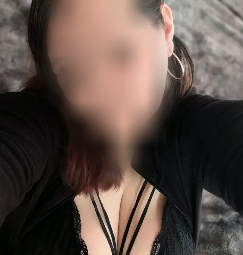 Alexandra, 39