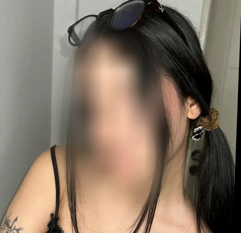 Emina, 22