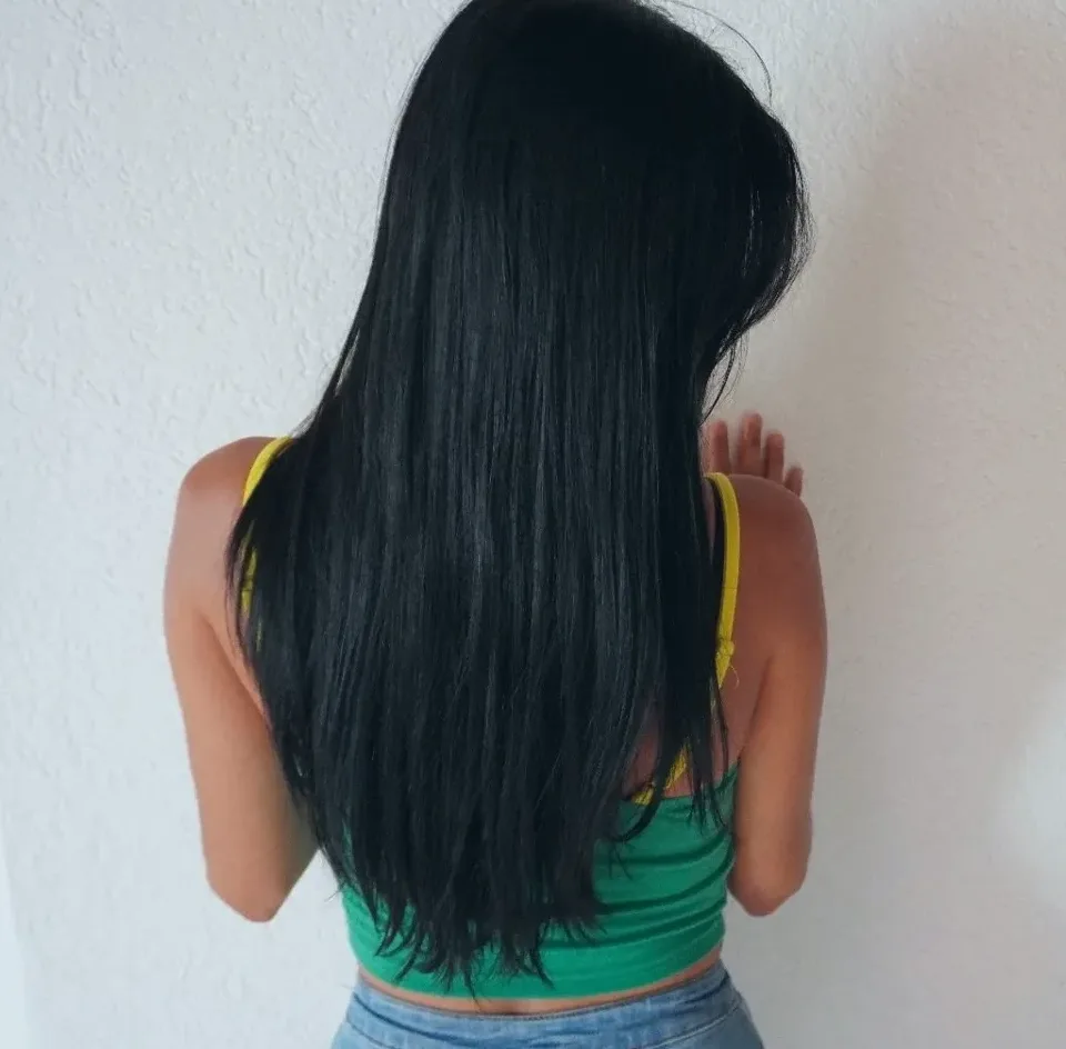 Manuela, 28