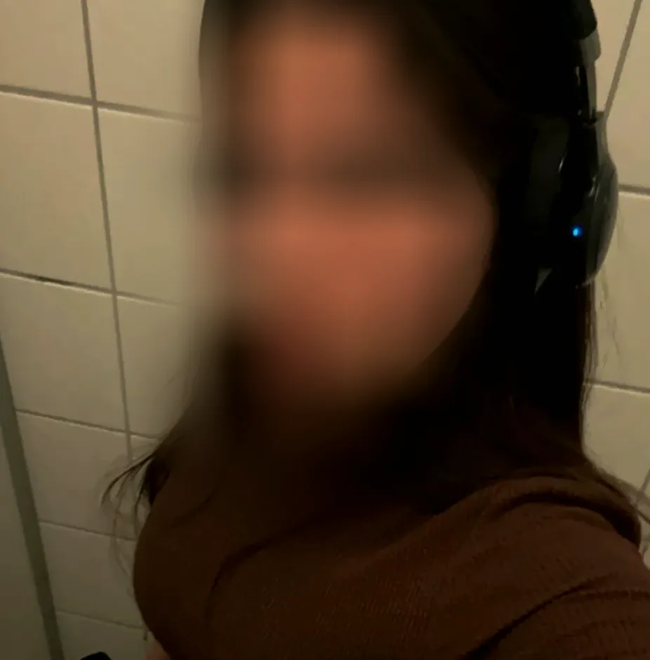 Zeynep, 25
